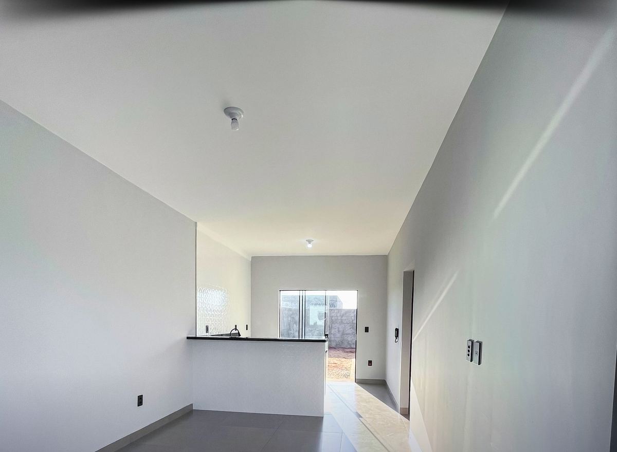 Sala e cozinha integradas de casa construída pela Peres & Gomes