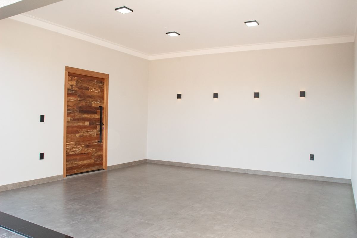 Garagem de casa pronta entregue pela Peres & Gomes