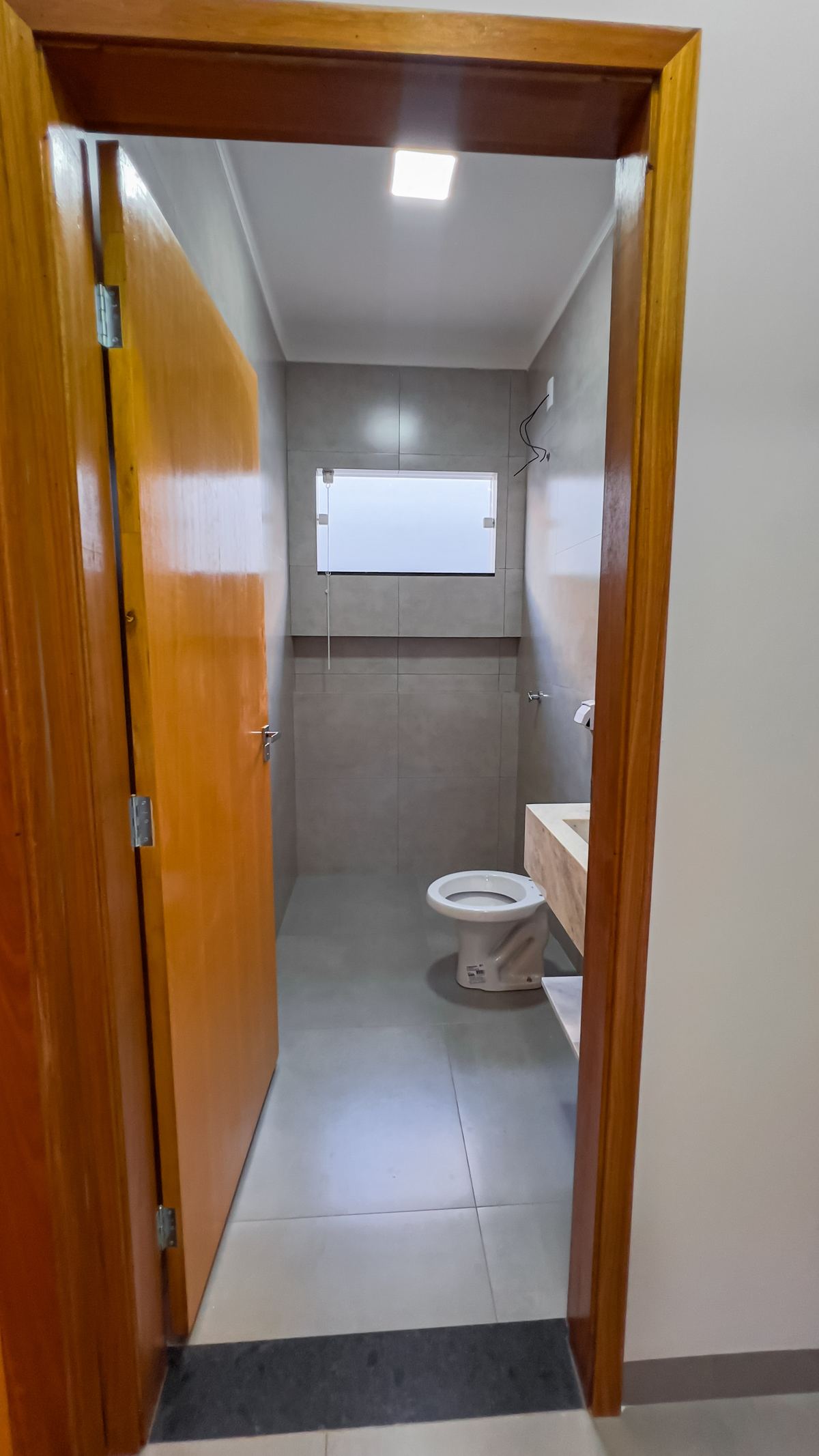 Banheiro de casa pronta entregue pela Peres & Gomes